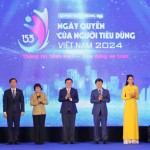Các đại biểu tham gia nhấn nút khai mạc Lễ phát động hưởng ứng Ngày Quyền của người tiêu dùng Việt Nam