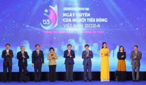 Các đại biểu tham gia nhấn nút khai mạc Lễ phát động hưởng ứng Ngày Quyền của người tiêu dùng Việt Nam