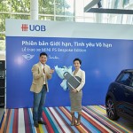 Ông Paul Kim, Giám đốc Khối Dịch vụ Tài chính Cá nhân, Ngân hàng UOB Việt Nam trao xe cho chị Phan Thị Huyền Trang, khách hàng may mắn trúng thưởng