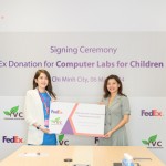 (trái sang phải): Bà Ee-Hui Tan, Giám đốc Khai thác của FedEx Express khu vực Việt Nam và Cam-pu-chia, trao bảng biểu trưng cho Bà Đỗ Thị Kim Hoa, Giám đốc Trung tâm Tình nguyện Quốc gia, để ủng hộ chương trình ‘Phòng Tin học cho Em’