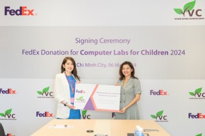 (trái sang phải): Bà Ee-Hui Tan, Giám đốc Khai thác của FedEx Express khu vực Việt Nam và Cam-pu-chia, trao bảng biểu trưng cho Bà Đỗ Thị Kim Hoa, Giám đốc Trung tâm Tình nguyện Quốc gia, để ủng hộ chương trình ‘Phòng Tin học cho Em’