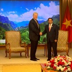 (từ trái sang phải): Ông Richard W. Smith, Giám đốc Vận hành Quốc tế kiêm Giám đốc Điều hành mảng Hàng không của Tập đoàn FedEx và ông Phạm Minh Chính, Thủ tướng Chính phủ Việt Nam