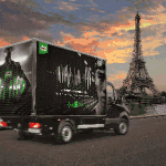 Xe quảng cáo LEDs diễu phố Paris, “dạy” cách đọc tên của vận động viên Việt Nam.