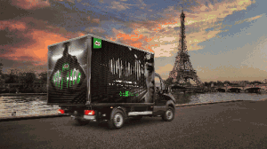 Xe quảng cáo LEDs diễu phố Paris, “dạy” cách đọc tên của vận động viên Việt Nam.