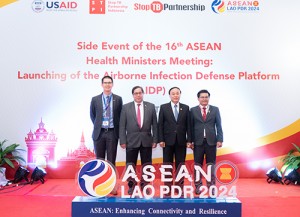 Các nhà lãnh đạo chụp ảnh lưu niệm tại lễ ra mắt Chương trình Phòng chống Các bệnh truyền nhiễm qua đường Không khí (AIDP) tại Hội nghị Bộ trưởng Y tế ASEAN lần thứ 16 nhằm tăng cường khả năng phòng ngừa đại dịch của ASEAN trước các bệnh truyền nhiễm qua đường không khí.