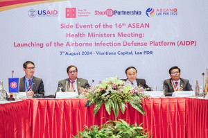 (Từ trái sang phải) Ông John Edgar - Giám đốc Phái đoàn Phát triển Khu vực Châu Á của USAID, Văn phòng ASEAN, Tiến sĩ Teodoro Herbosa - Chủ tịch Hội đồng Quản lý Tổ chức Stop TB Parnership, Tiến sĩ Bounfeng Phoummalaysith - Bộ trưởng Bộ Y tế Cộng hòa Dân chủ Nhân dân Lào và Tiến sĩ Phonepadith Xangsayarath, Cục trưởng Cục Kiểm soát Bệnh truyền nhiễm, Bộ Y tế Cộng hòa Dân chủ Nhân dân Lào. Các nhà lãnh đạo tham gia thảo luận trong lễ ra mắt Chương trình Phòng chống Bệnh truyền nhiễm qua đường Không khí (AIDP) tại Hội nghị Bộ trưởng Y tế ASEAN lần thứ 16 nhằm tăng cường khả năng phòng ngừa đại dịch của ASEAN trước các bệnh truyền nhiễm qua không khí.