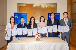 (Từ trái qua) Giám đốc điều hành Standard Chartered Hong Kong Rose Kay, Chủ tịch Stavian Group Đinh Đức Thắng,Phó Tổng giám đốc điều hành Khối Khách hàng Doanh nghiệp và Đầu tư, Standard Chartered Việt Nam Nguyễn Thúy Hạnh, Tổng giám đốc Standard Chartered Hong Kong Mary Huen, Giám đốc tiếp thị Kingboard Jason Cheung, Tổng giám đốc Computime tại Việt Nam Derek Chan, tham gia lễ ký kết biên bản ghi nhớ tại Thành phố Hồ Chí Minh.
