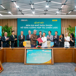 Ông Dato’ Khairussaleh Ramli - Chủ tịch, Tổng Giám đốc Tập đoàn, Ngân hàng Maybank và đại diện ABBANK, Ông Vũ Văn Tiền - Phó Chủ tịch HĐQT ký kết Biên bản ghi nhớ thỏa thuận với sự chứng kiến, chúc mừng của các thành viên cấp cao hai tổ chức