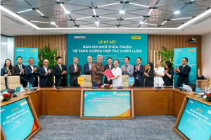Ông Dato’ Khairussaleh Ramli - Chủ tịch, Tổng Giám đốc Tập đoàn, Ngân hàng Maybank và đại diện ABBANK, Ông Vũ Văn Tiền - Phó Chủ tịch HĐQT ký kết Biên bản ghi nhớ thỏa thuận với sự chứng kiến, chúc mừng của các thành viên cấp cao hai tổ chức