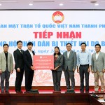 Tập đoàn LOTTE cùng đại diện các doanh nghiệp thành viên tại trao tặng 1,6 tỷ đồng qua đại diện Ủy ban MTTQ Việt Nam tại Hà Nội.