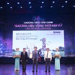 Ông Nguyễn Phương Sơn - Giám đốc Đối ngoại Amway Việt Nam nhận giải thưởng từ ban tổ chức