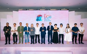 (Đứng thứ 7 và thứ 8 lần lượt từ trái sang) Ông Mã Thế Anh, Cục Cục trưởng Cục Mỹ thuật, Nhiếp ảnh và Triển lãm, Bộ Văn hóa, Thể thao và Du lịch Việt Nam và ông Victor Ngo, Tổng Giám đốc Ngân hàng UOB Việt Nam cùng Ban giám khảo và các nghệ sĩ đạt giải ở hai hạng mục Nghệ sĩ thành danh và Nghệ sĩ triển vọng của cuộc thi UOB Painting of the Year năm thứ hai tại Việt Nam