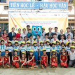 Thầy cô và các em học sinh trường Tiểu học Phan Chu Trinh, tỉnh Gia Lai tham dự chương trình