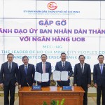 Từ trái sang phải: Ông Sam Cheong, Giám đốc Khối Tư vấn Đầu tư trực tiếp nước ngoài và Kết nối Đối tác, Ngân hàng UOB (Singapore); Ông Pang Te Cheng, Tổng Lãnh sự Singapore tại TP.HCM; Ông Victor Ngo, Tổng Giám đốc Ngân hàng UOB Việt Nam; Ông Trần Phú Lữ, Giám đốc ITPC; Ông Phan Văn Mãi, Chủ tịch Ủy ban nhân dân Thành phố Hồ Chí Minh; Ông Trần Phước Anh, Giám đốc Sở Ngoại vụ Thành phố Hồ Chí Minh.