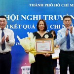 Đại diện Prudential Việt Nam nhận bằng khen tại sự kiện.