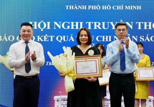 Đại diện Prudential Việt Nam nhận bằng khen tại sự kiện.