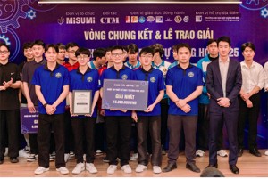 Ông Tomohiro Watanabe, Tổng Giám đốc MISUMI Việt Nam (ngoài cùng bên phải) trao giải Nhất cho đội FEE Team đến từ Đại học Công nghiệp Hà Nội với giải pháp tối ưu được đánh giá cao bởi hội đồng chuyên gia và phần phản biện tự tin, thuyết phục.