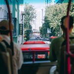 Xe buýt không chỉ là phương tiện di chuyển an toàn, tiện lợi, mà còn là cánh cửa kỳ diệu, đưa nhóm bạn bước vào cuộc phiêu lưu khám phá trái tim Đảo quốc. Ảnh: son.chans