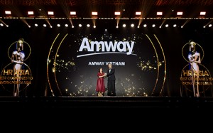 Đại diện Amway Việt Nam tại buổi lễ vinh danh