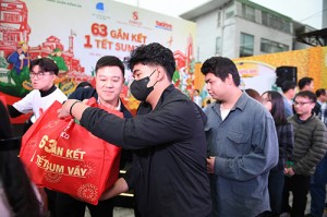 Hoạt động trao quà Tết trong khuôn khổ chương trình “63 gắn kết – 1 Tết Sum Vầy”