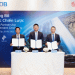 Từ trái sang phải, Ông Phạm Hồng Thái – Giám đốc Vườn quốc gia Phong Nha – Kẻ Bàng, Ông Paul Kim – Giám đốc Khối Dịch vụ Tài chính Cá nhân, Ngân hàng UOB Việt Nam và Ông Nguyễn Châu Á – Tổng Giám đốc Oxalis Adventure, trong buổi lễ kí kết hợp tác ngày 20 tháng 10 năm 2025 tại TP.HCM