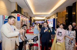 Chuyên gia biểu diễn pha chế rượu tại sự kiện