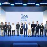 (Đứng thứ 8 từ trái sang) Ông Victor Ngo, Tổng Giám đốc Ngân hàng UOB Việt Nam cùng Ban giám khảo và các nghệ sĩ đạt giải ở hai hạng mục Nghệ sĩ thành danh và Nghệ sĩ triển vọng của cuộc thi UOB Painting of the Year năm 2025 tại Việt Nam