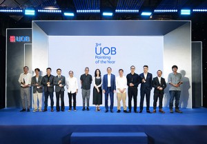 (Đứng thứ 8 từ trái sang) Ông Victor Ngo, Tổng Giám đốc Ngân hàng UOB Việt Nam cùng Ban giám khảo và các nghệ sĩ đạt giải ở hai hạng mục Nghệ sĩ thành danh và Nghệ sĩ triển vọng của cuộc thi UOB Painting of the Year năm 2025 tại Việt Nam