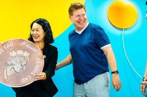 1 CEO của tập đoàn Sun Life Kevin Strain về VN trao tặng hỗ trợ cho đồng bào bị ảnh hưởng bởi bão lũ miền Trung năm 2022 qua Hội chữ thập đỏ