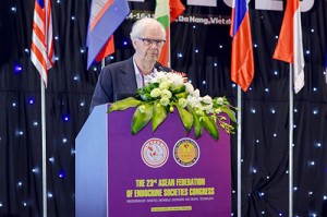 GS.TS.BS. Tony Cunningham, Chủ nhiệm Bộ môn Vắc-xin, Viện Truyền nhiễm Sydney - Đại học Sydney nhấn mạnh vai trò của bác sĩ điều trị trong việc phòng ngừa bệnh truyền nhiễm, nhiễm trùng