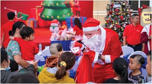 Ông Conor M O'Neill, Phó Tổng Giám đốc Tài Chính của Prudential Việt Nam hóa thân thành ông già Noel mang đến các em những món quà ý nghĩa và niềm vui trong mùa Giáng Sinh này. Ảnh: Prudential Việt Nam.