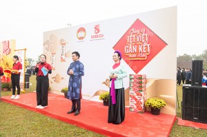 Có mặt tại chương trình là anh Trần Văn Sang, nghệ nhân biểu diễn dân ca Ví, Dặm và là top 15 Gương mặt Truyền lửa