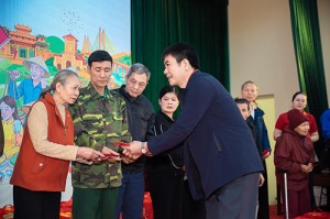 Đại diện SABECO trao phong bao lì xì cho người dân như một lời chúc tốt lành trong năm mới