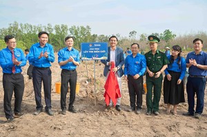 Nghi thức trao tặng công trình “Lũy tre biên giới” tại xã Lộc Thạnh, tỉnh Đồng Nai.