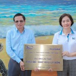 Bà Dương Hoàng Liên, đại diện AkzoNobel Việt Nam, bàn giao công trình cho chính quyền địa phương tại đặc khu đảo Lý Sơn.