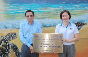 Bà Dương Hoàng Liên, đại diện AkzoNobel Việt Nam, bàn giao công trình cho chính quyền địa phương tại đặc khu đảo Lý Sơn.