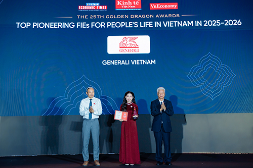 Bà Trần Uyên Vy - Phó Giám đốc, Phòng Quản lý Sản phẩm, Bộ phận Giải pháp Bảo hiểm đại diện Generali nhận danh hiệu “Tiên phong trong đổi mới sản phẩm bảo hiểm”