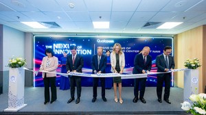 Qualcomm representatives and government officials ceremonially cut the ribbon to officially inaugurate the Qualcomm Research and Development (R&D) Center in Hanoi.