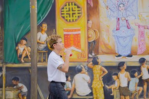 Tour khám phá văn hóa hawker trong Chinatown đưa Jun đi qua những bức tranh tường nhiều màu sắc