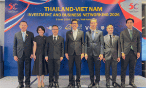 Ông Saravoot Yoovidhya, Giám đốc Điều hành (CEO) Tập đoàn TCP (vị trí thứ ba từ phải sang)