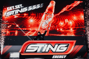 Alan Walker trình diễn ca khúc The Sting With Me tại Barcelona Grand Prix