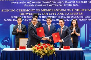 Hàng trên, từ trái sang phải: Ông Victor Ngo, Tổng Giám đốc Ngân hàng UOB Việt Nam và Ông Nguyễn Ngọc Tú, Giám đốc Sở Tài chính Thành phố Hà Nội. Hàng sau, từ trái sang phải, Ông Nguyễn Thế Hiệp, Phó Giám đốc Sở Công Thương Hà Nội; Ngài Rajpal Singh, Đại sứ đặc mệnh toàn quyền Cộng hòa Singapore; Ông Nguyễn Xuân Lưu, Phó Chủ tich UBND Thành phố Hà Nội; Bà Nguyễn Thị Ngọc Anh, Phó Chánh Văn phòng UBND Thành phố Hà Nội.