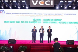 Ông Larry Lee đại diện SABECO nhận bằng khen “Doanh nghiệp Xanh – Net Zero hành động 2026” tại diễn đàn. (Ảnh: VCCI)