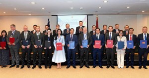 Standard Chartered trao đổi hai Biên bản ghi nhớ chiến lược với HDBank và Tập đoàn EQuest hướng tới huy động hơn một tỷ đô la Mỹ từ các nguồn lực quốc tế