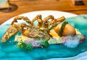 Phiên bản “My First Chilli Crab v2014” được Labyrinth đưa trở lại trong năm 2026. Ảnh: Time Out