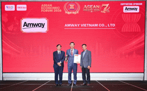 Ông Nguyễn Phương Sơn – Giám đốc Đối ngoại Amway Việt Nam vinh dự nhận giải thưởng từ Ban tổ chức