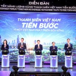 Đại diện các bên cùng thực hiện nghi thức đặc biệt tại Diễn đàn Tiếp năng lượng cùng thanh niên Việt Nam tiến bước