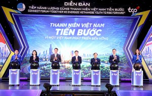 Đại diện các bên cùng thực hiện nghi thức đặc biệt tại Diễn đàn Tiếp năng lượng cùng thanh niên Việt Nam tiến bước
