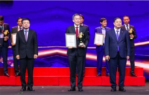 Ông Lester Tan được VCCI vinh danh trong Lễ trao giải thưởng Cúp Thánh Gióng 2026, diễn ra tối ngày 11/10. (Ảnh: BTC)