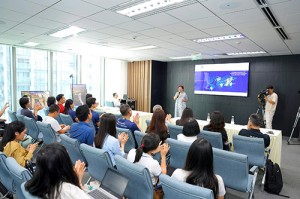 Bà Trịnh Như Quỳnh - Giám đốc Đối ngoại, Marketing và Thương Hiệu Standard Chartered Việt Nam phát biểu tại sự kiện